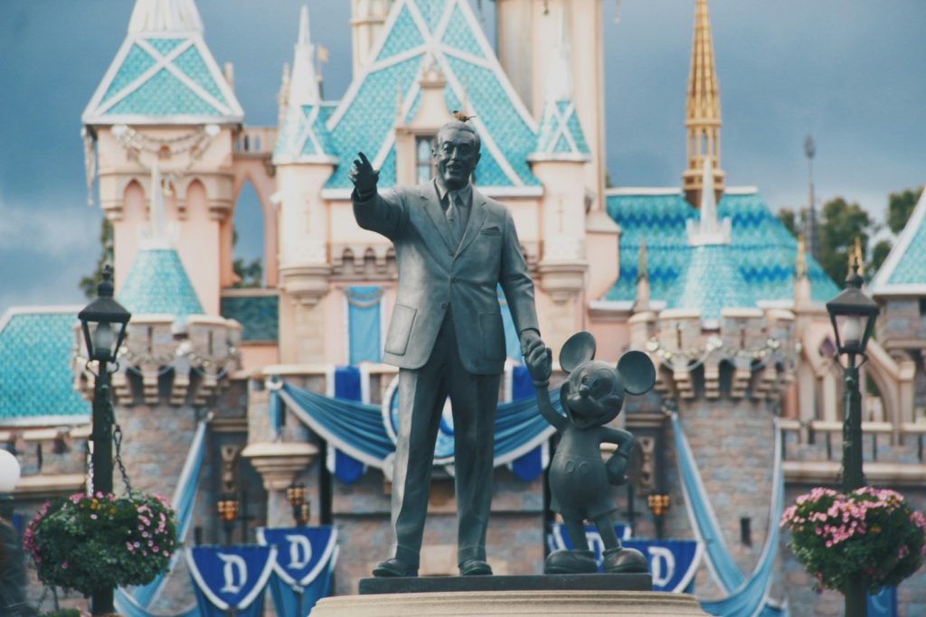 Blick auf eine Statue von Walt Disney und Mickey Mouse