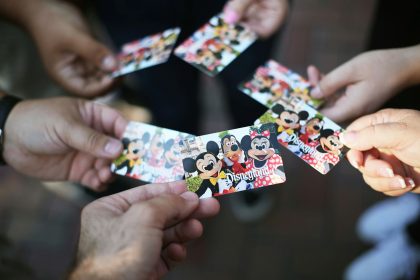 Blick auf Hände, die Disneyland Karten halten